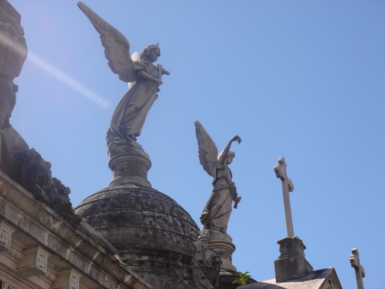 angelos en el cemetario de Buenos Aires--angels in Buenas Aires cemetary